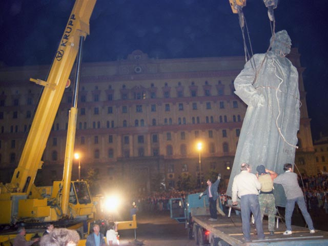 В КПРФ потребовали от Генпрокуратуры правовой оценки сносу памятника Дзержинскому в 1991 году