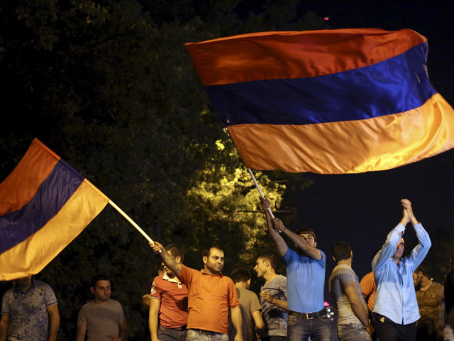 Часть участников многодневной акции протеста в Ереване против подорожания электроэнергии - члены гражданского движения "Нет грабежу" - объявили, что прекращают сидячую демонстрацию на Площади Свободы в центре столицы Армении и пойдут другим путем