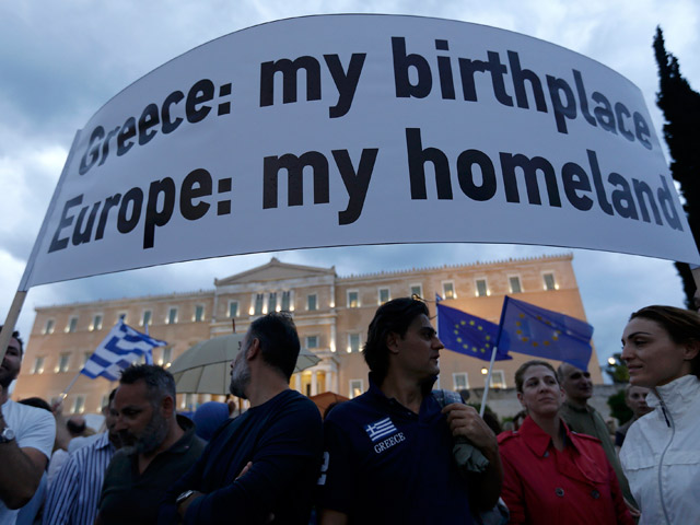 В Афинах тысячи людей вышли на улицы с призывами голосовать за сохранение страны в Еврозоне