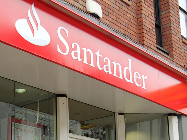 Банк Santander, расположенный в районе Куинса, был ограблен молодым человеком в инвалидной коляске
