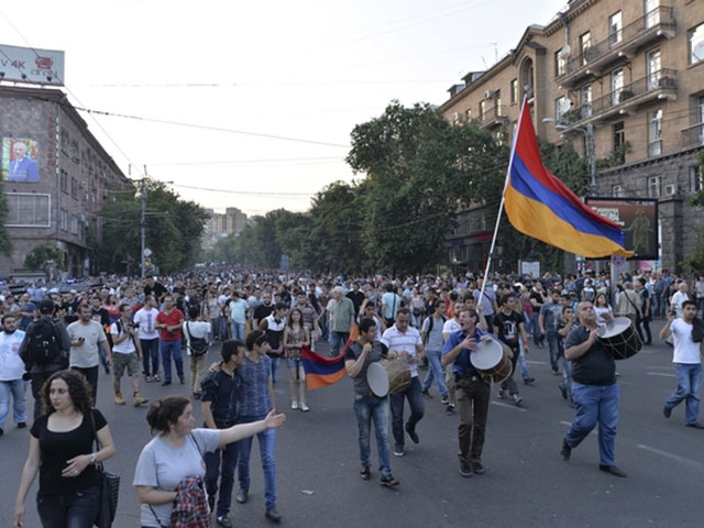 В Ереване девятый день продолжаются акции протеста против повышения цен на электроэнергию