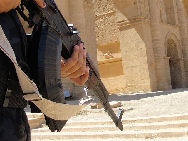 ЮНЕСКО требует поставить разрушаемые "Исламским государством" памятники под защиту "голубых касок"