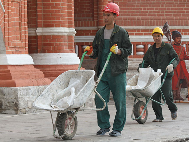 В России будут штрафовать трудовых мигрантов, работающих не по указанной в патенте специальности