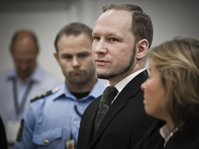 Норвежский террорист Андерс Брейвик, убивший в 2011 году 77 человек, подал иск в суд на власти за то, что его уже длительное время содержат в одиночной камере