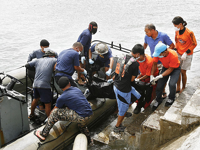 Паром со 173 людьми на борту перевернулся на Филиппинах в четверг, 2 июля