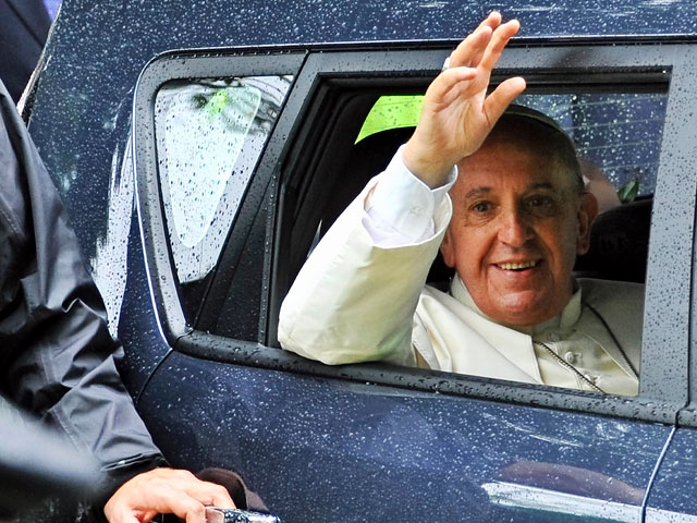 Автомобиль Kia Soul, на котором папа Франциск передвигался во время прошлогоднего визита в Корею, станет главным призом ватиканской лотереи в пользу бездомных