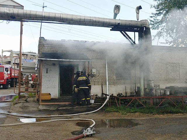 В Благовещенске в результате пожара на складе магазина "Центр фейерверков" погибли два человека