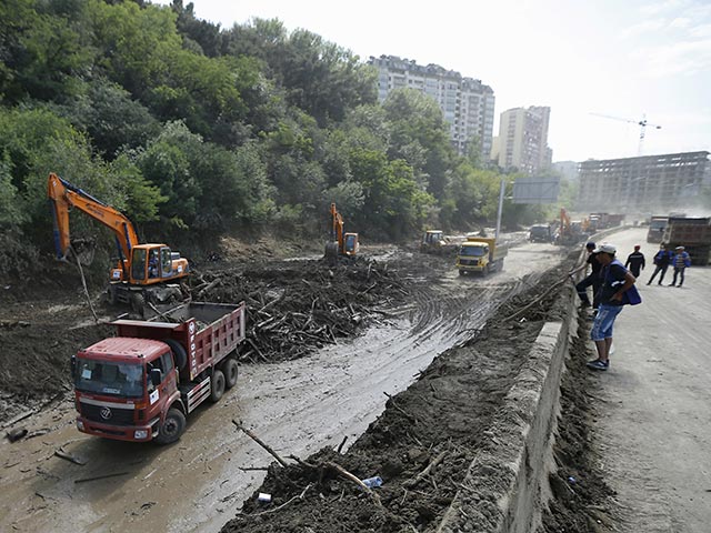 Наводнение в Тбилиси произошло в ночь на 14 июня - в результате проливного дождя из берегов вышла река Вере. Вода и ил затопили первые этажи более сотни домов, подземные переходы, зоопарк и центральные улицы города