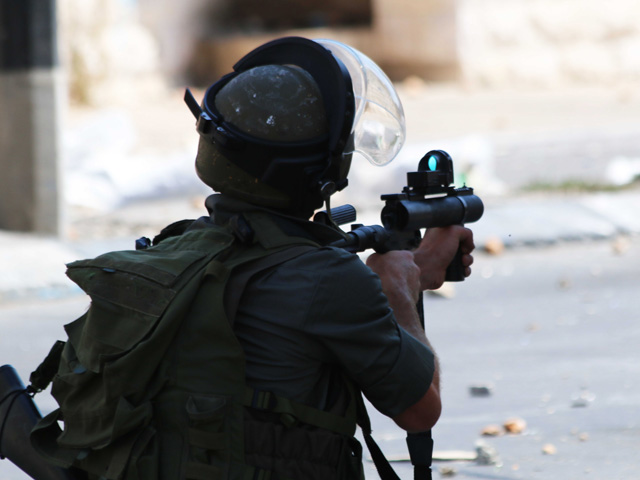 Утром в пятницу, 3 июля, израильский офицер застрелил одного из группы арабов, закидавших камнями его машину