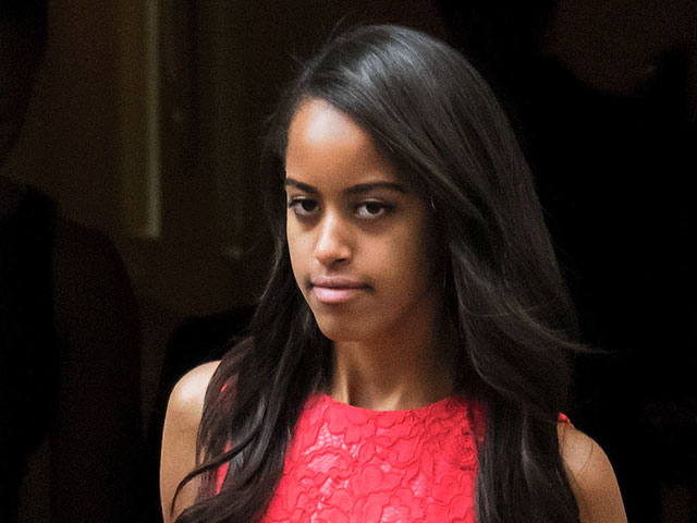 Старшую дочь президента США Барака Обамы, Малию, которой в субботу, 4 июля, исполнится 17 лет, заметили накануне в нью-йоркском районе Бруклин на съемках сериала "Девчонки" телеканала HBO