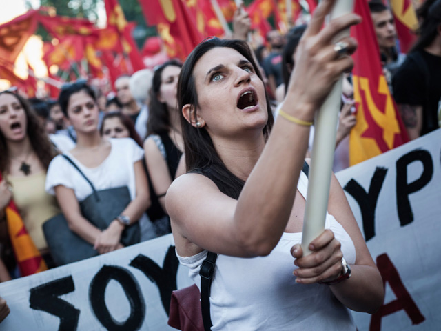 В центре греческой столицы проходят два массовых митинга, в которых принимают участие около 27 тысяч демонстрантов