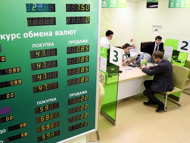 Посетитель в операционном зале офиса Сбербанка в Калининграде