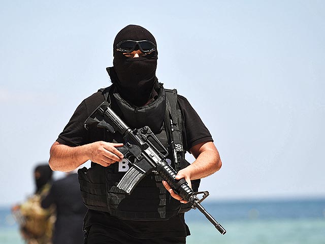 Власти Туниса ввели режим чрезвычайного положения на всей территории страны после теракта в отеле в Сусе. Накануне сторонники "Исламского государства" в Тунисе представили список целей, которые они планируют атаковать до конца лета