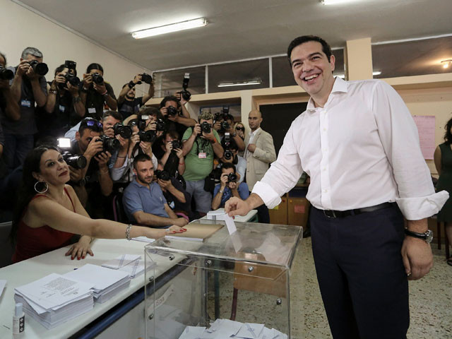 Премьер-министр Греции Алексис Ципрас в присутствии десятков журналистов проголосовал в воскресенье на референдуме по условиям соглашения страны с международными кредиторами