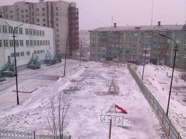 В Воркуте, городе на севере Республики Коми, в ночь на воскресенье неожиданно выпал снег