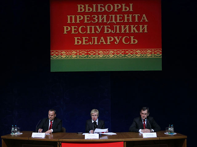 Глава ЦИК Белоруссии раскритиковала кандидата-женщину, которая не может быть "батькой"