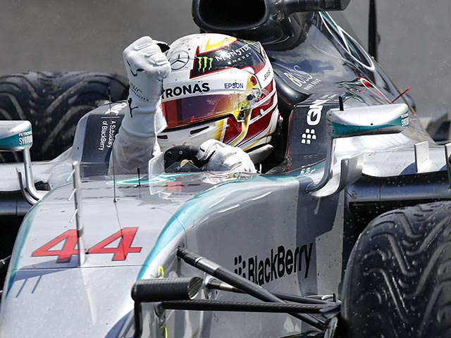 Британский пилот "Мерседеса" Льюис Хэмилтон победил в гонке девятого этапа чемпионата "Формулы-1" - Гран-при Великобритании