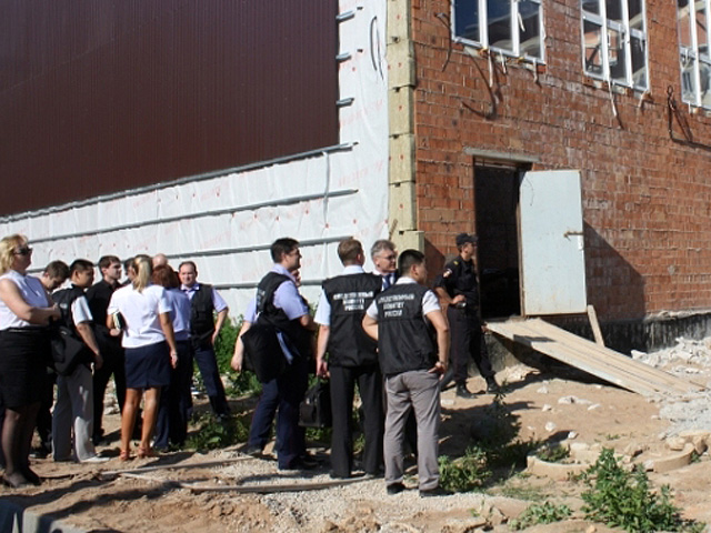 Обрушение кровли в строящемся спортзале Новгородского ОМОН произошло 3 июля. Один рабочий попал в реанимацию, пятеро погибли.