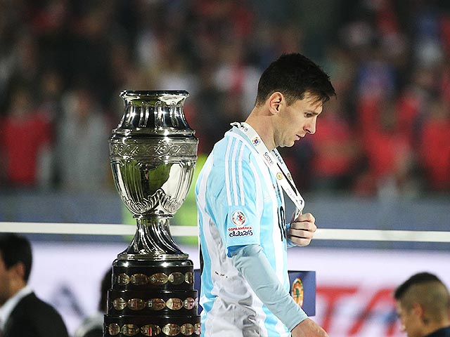 Нападающий сборной Аргентины по футболу Лионель Месси отказался от награды лучшему игроку Кубка Америки