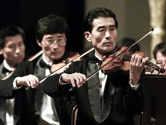 Южнокорейский скрипач Вон Хён Чжун хочет собрать музыкантов из Южной Кореи и КНДР, чтобы вместе дать концерт в следующем месяце на границе между двумя Кореями
