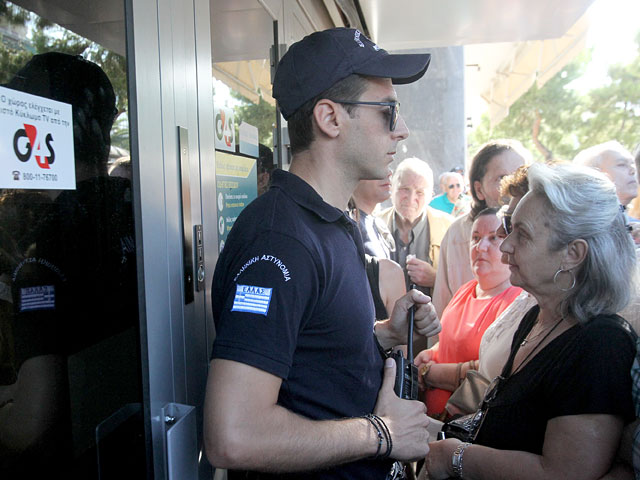 Греческое правительство намерено продлить объявленные им "банковские каникулы" еще на несколько дней