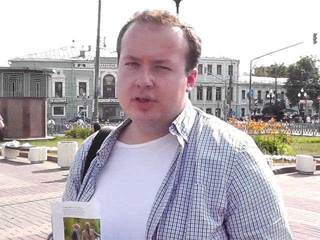 После того, как соратник Алексея Навального Георгий Албуров был амнистирован по делу об "украденной" с забора картинке, на том же заборе появился новый рисунок, который, по всей видимости, высмеивает Албурова