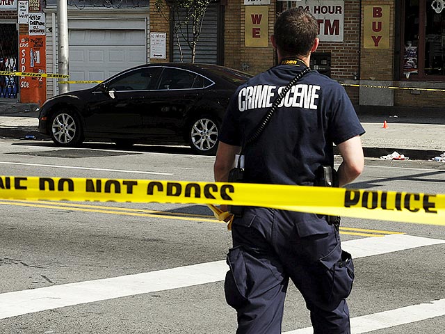Три человека погибли в результате стрельбы в ночь на понедельник на западе Балтимора (Мэриленд, США). По данным полиции, огонь открыли неизвестные, прибывшие на двух светлых микроавтобусах
