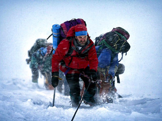 Новый фильм Кормакура рассказывает о восхождении двух групп на самую высокую вершину мира - Эверест. По сюжету они попадают в жестокую метель, сталкиваются с тяжелыми препятствиями и пытаются выжить