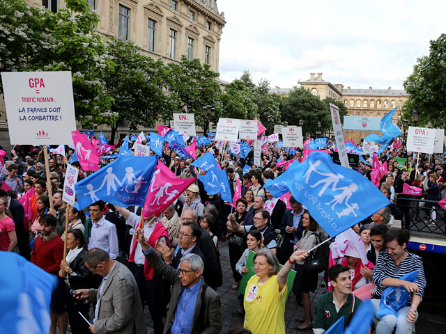 Во французской организации La Manif Pour Tous ("Забастовка для всех") опровергли информацию о том, что "Единая Россия" согласовала с ней использование символики в поддержку "традиционных ценностей"