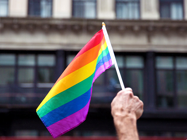 Подавляющее число россиян (80%) считают, что представителям нетрадиционной сексуальной ориентации не стоит давать право вступать в однополые браки