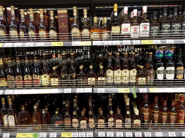 Предприимчивые производители алкогольной продукции в условиях экономического кризиса и сокращения доходов россиянам решили предлагать потребителям дешевые аналоги крепкого импортного алкоголя