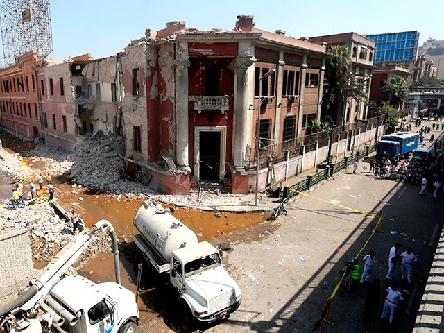 Мощный взрыв прогремел в субботу утром в центральной части столицы Египта Каира у здания итальянского консульства