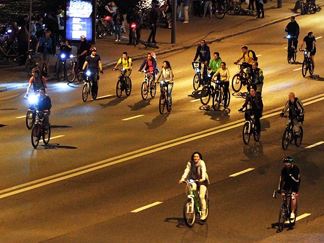 В первом ночном велопараде в Москве приняли участие более 9 тысяч человек