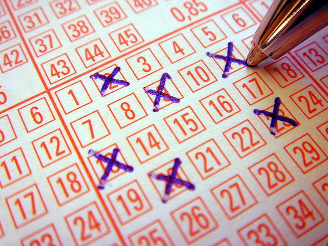 81-летнюю бельгийку внесли в черный список лиц, которым официально запрещено играть в тиражные и моментальные лотереи из-за игровой зависимости (лудомании)