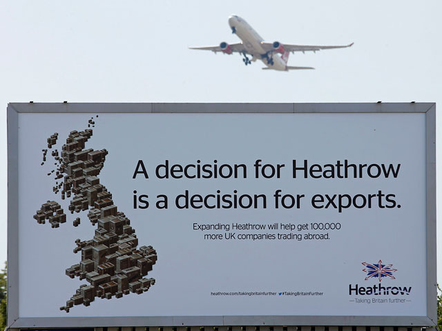 В крупнейшем британском аэропорту Хитроу проходит акция протеста против строительства третьей взлетно-посадочной полосы
