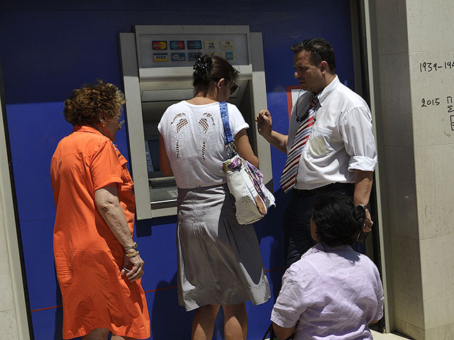 Власти Греции решили продлить банковские каникулы в ожидании денег от ЕЦБ