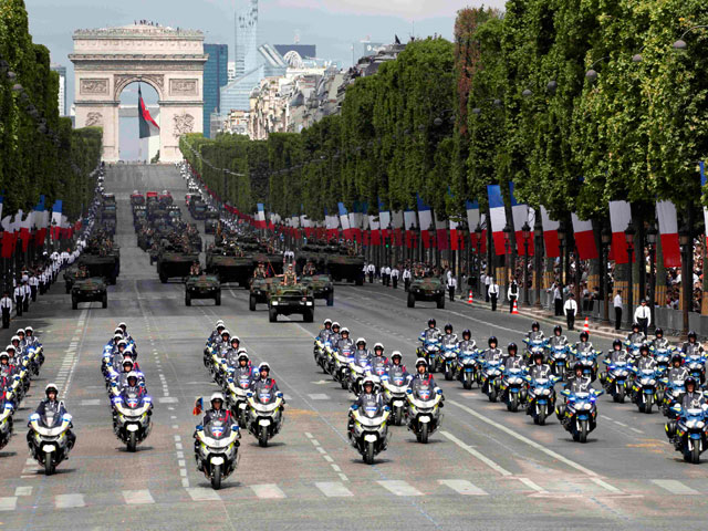 Масштабный военный парад прошел во вторник, 14 июля, на Елисейских полях в Париже по случаю главного национального праздника республики, установленного в память о событиях Великой французской революции