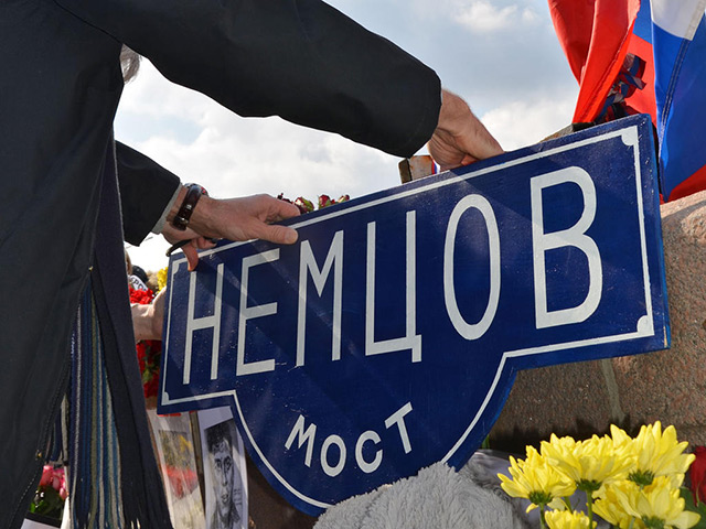 Власти Москвы отказались устанавливать памятник политику Борису Немцову на Большом Москворецком мосту, где он погиб
