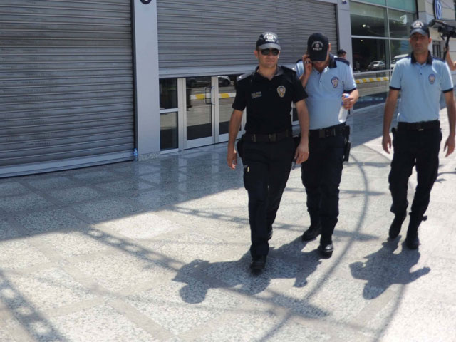 В турецком курортном городе Анталья правоохранительные органы задержали работника одного из отелей, который, по версии следствия, изнасиловал 21-летнюю российскую туристку