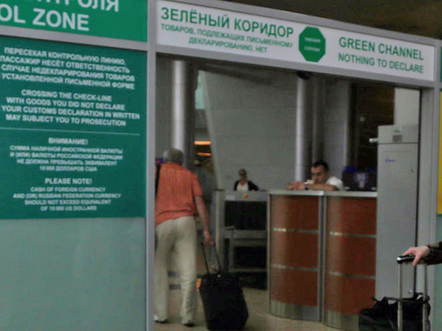Иностранец прилетел в Москву из Пекина в понедельник вечером. При досмотре его багажа в аэропорту Шереметьево было изъято 10 килограммов синтетических наркотиков на основе метилэфедрона