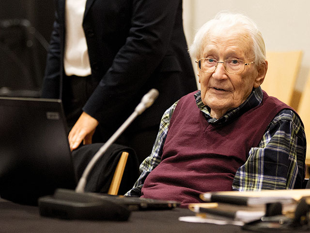 94-летний Оскар Гренинг, служивший бухгалтером в Освенциме во время Второй мировой войны, признан виновным в пособничестве убийству 300 тысяч человек