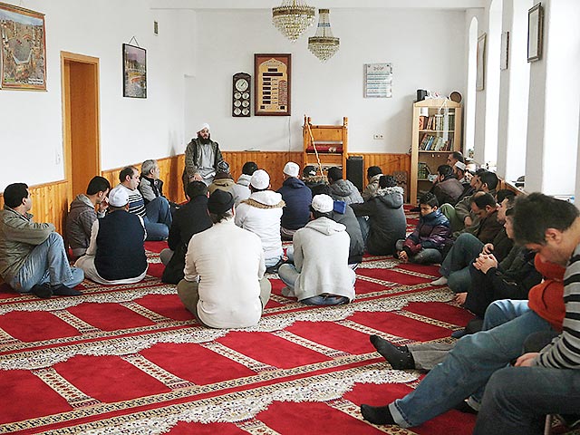 В Петербурге растет число молельных комнат, неподконтрольных официальному исламскому духовенству