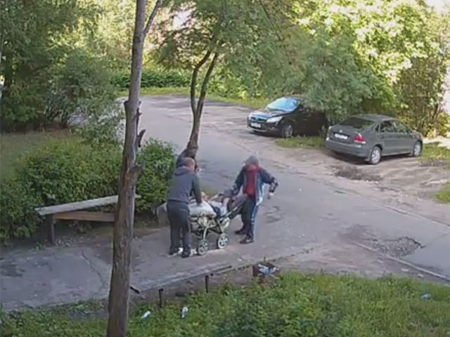 Заботливые петрозаводские алкоголики, пытаясь отвезти домой пьяного вдрызг товарища, сломали детскую коляску 