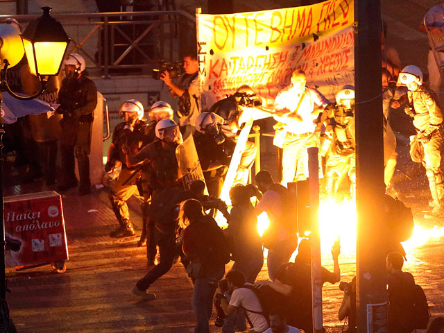 Cотни протестующих против курса нынешнего премьер-министра Алексиса Ципраса оказывают ожесточенное сопротивление силам правопорядка: в ходе идут зажигательные смеси, камни и коктейли Молотова
