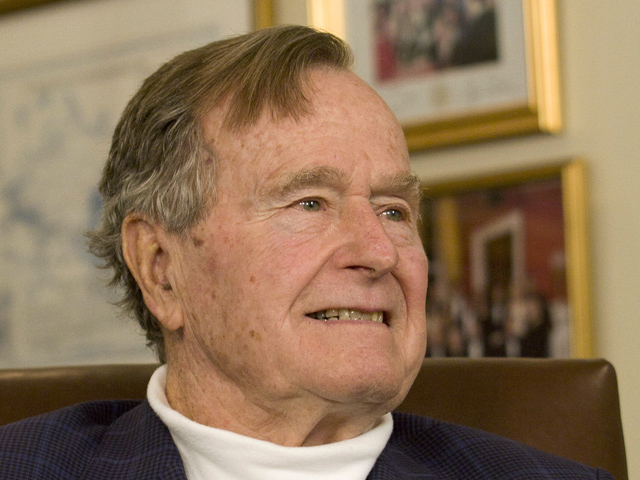 Бывший президент США Джордж Буш-старший, которому 12 июня исполнился 91 год, сломал шейный позвонок в результате падения у себя дома