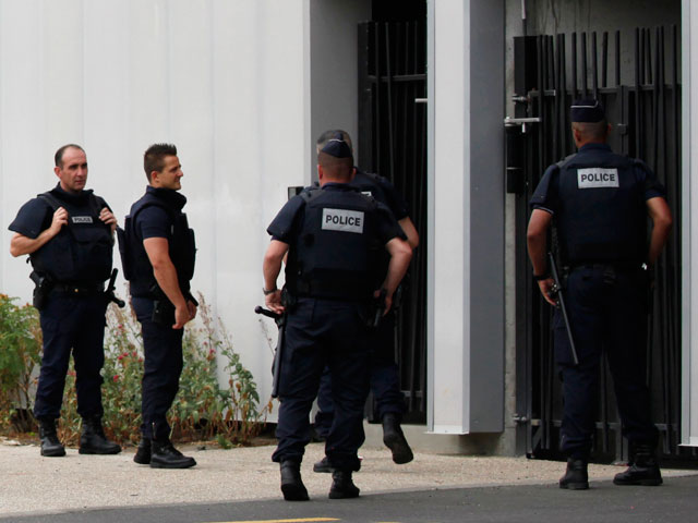 Во Франции задержали четырех человек, подозреваемых в подготовке теракта на военной базе