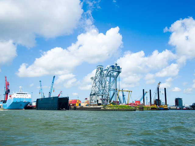 Группа "Сумма" расторгла контракт на строительство нефтяного терминала в порту Роттердама