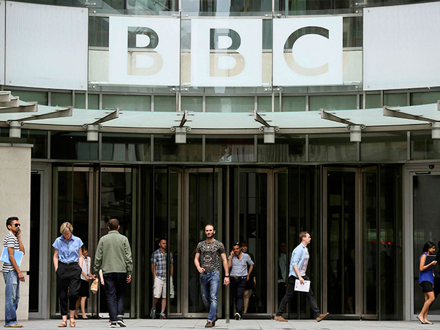 Стивен Фрай, Джоан Роулинг, Дэниел Крэйг, Джуди Денч и другие звезды выступили в защиту BBC