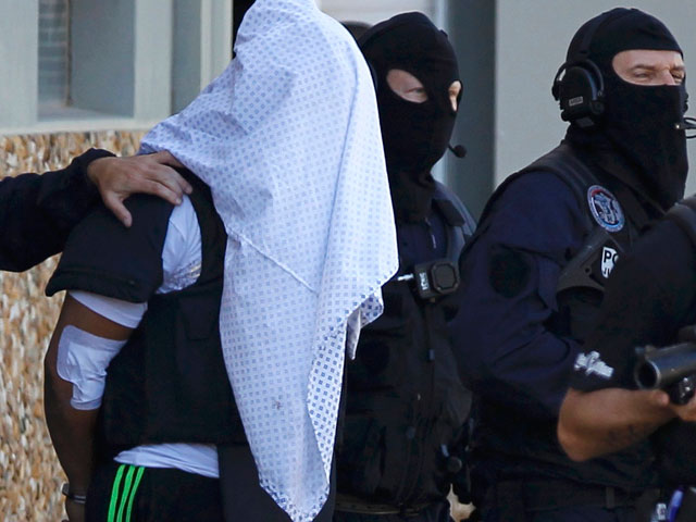 Три молодых француза, задержанные полицией в минувший понедельник по подозрению в подготовке теракта в стране, признали свою принадлежность к террористической группировке "Исламское государство" (ИГ)