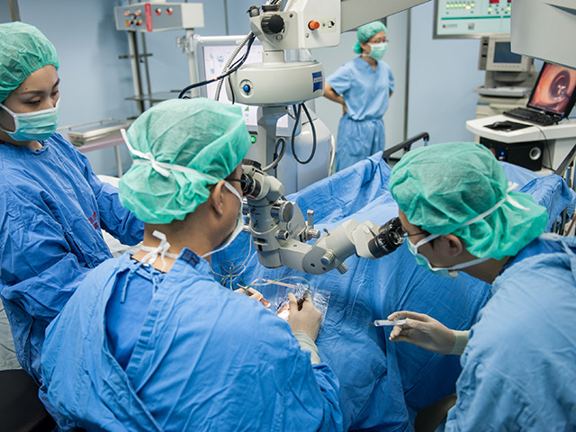 В ходе 17-часовой операции хирурги полностью удалили кости свода черепа Хань Хань, после чего медленно откачали излишнюю жидкость через дренажные трубки. Затем на место удаленных костей врачи поставили титановые импланты
